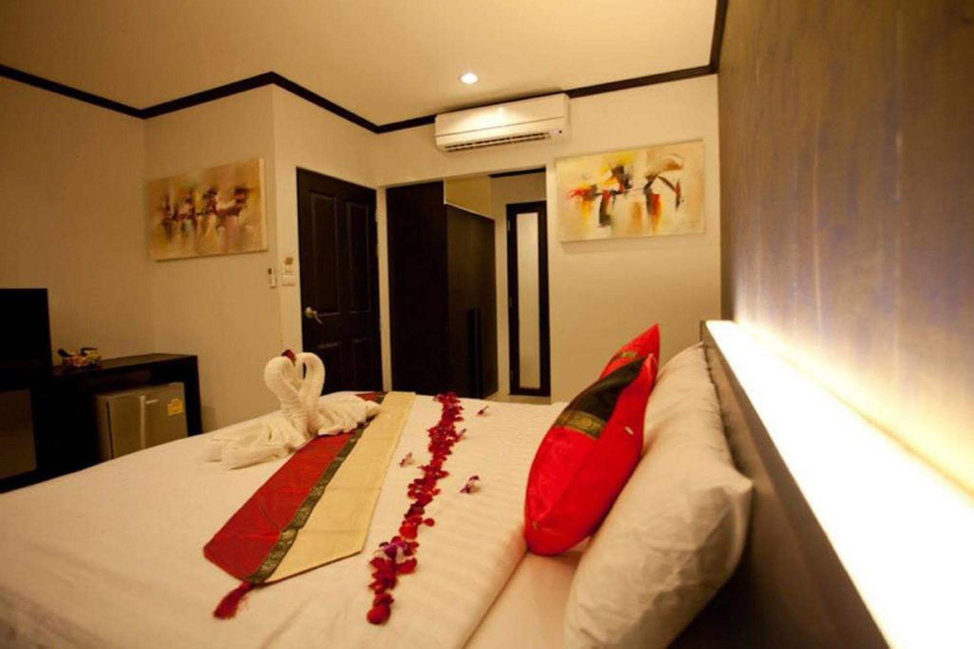 Kata Green Beach Hotel エクステリア 写真