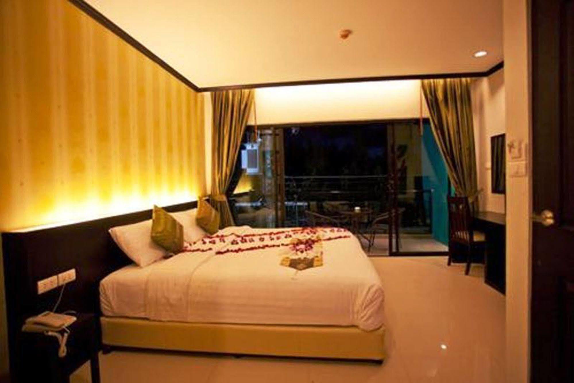 Kata Green Beach Hotel エクステリア 写真