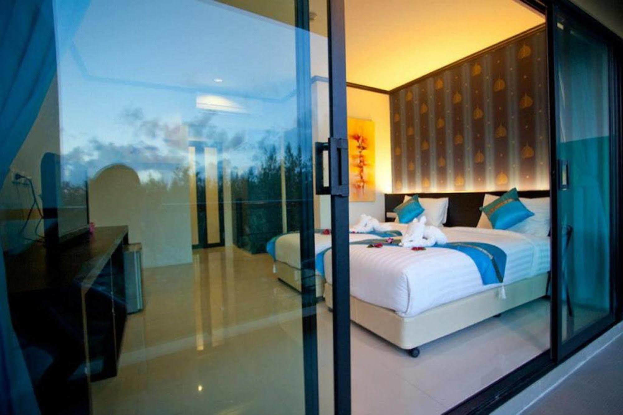 Kata Green Beach Hotel エクステリア 写真
