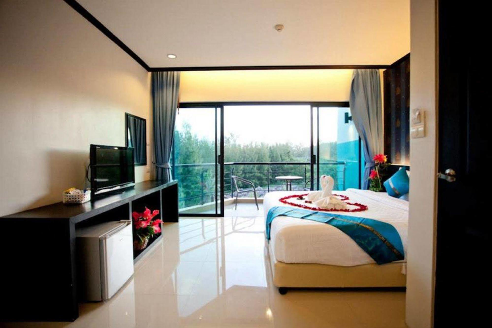 Kata Green Beach Hotel エクステリア 写真