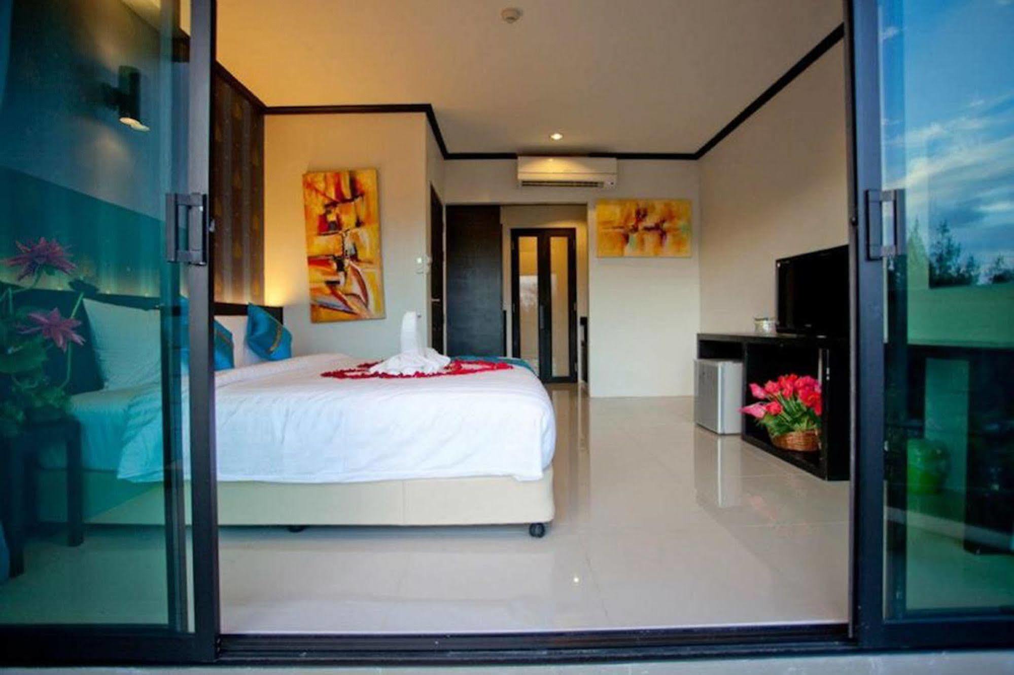 Kata Green Beach Hotel エクステリア 写真