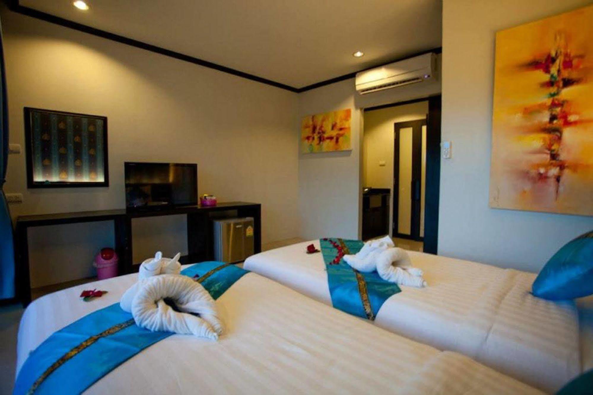Kata Green Beach Hotel エクステリア 写真